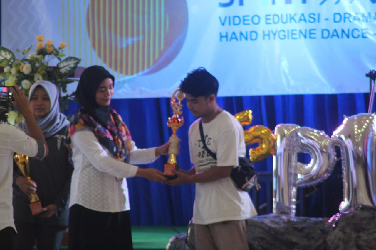 Foto penyerahan hadiah lomba oleh Ibu Wiwit Dwi N. (Waket. I Bid. Akademik)